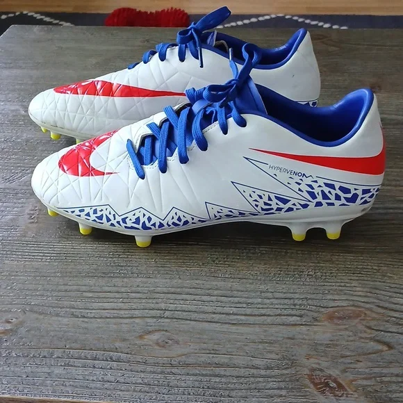 Nike Soccer Cleats - Picture 4 of 8